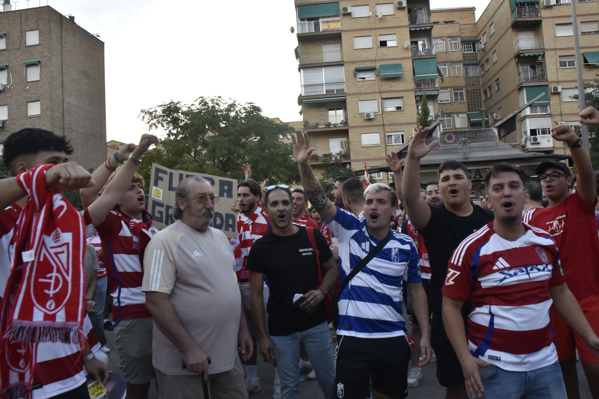 Las imágenes de la protesta de los aficionados del Granada