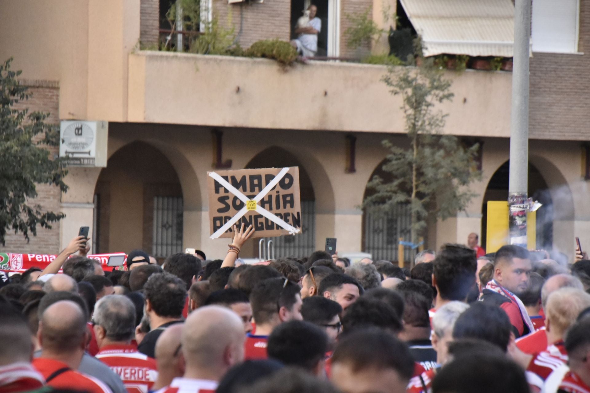 Las imágenes de la protesta de los aficionados del Granada