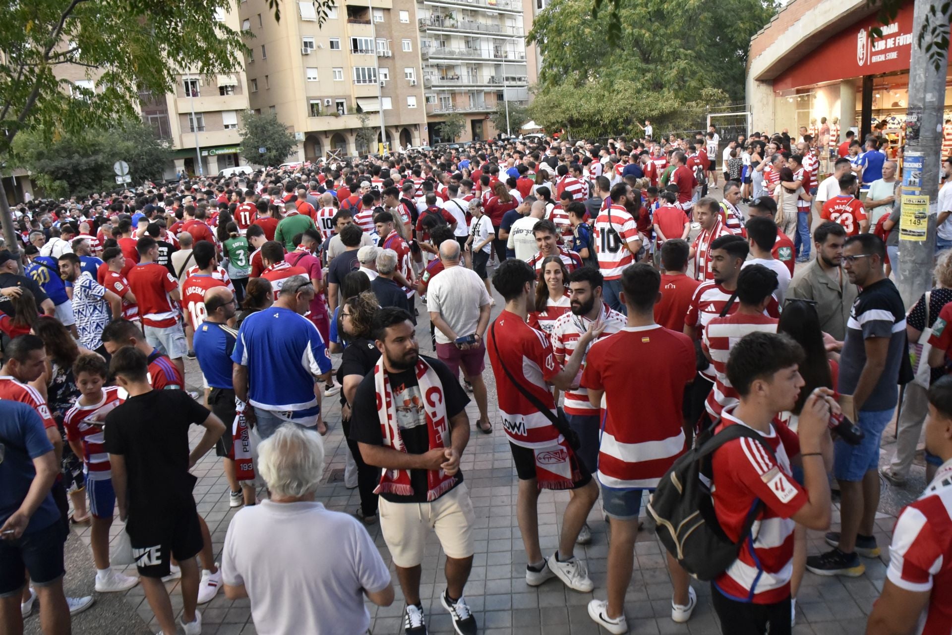 Las imágenes de la protesta de los aficionados del Granada