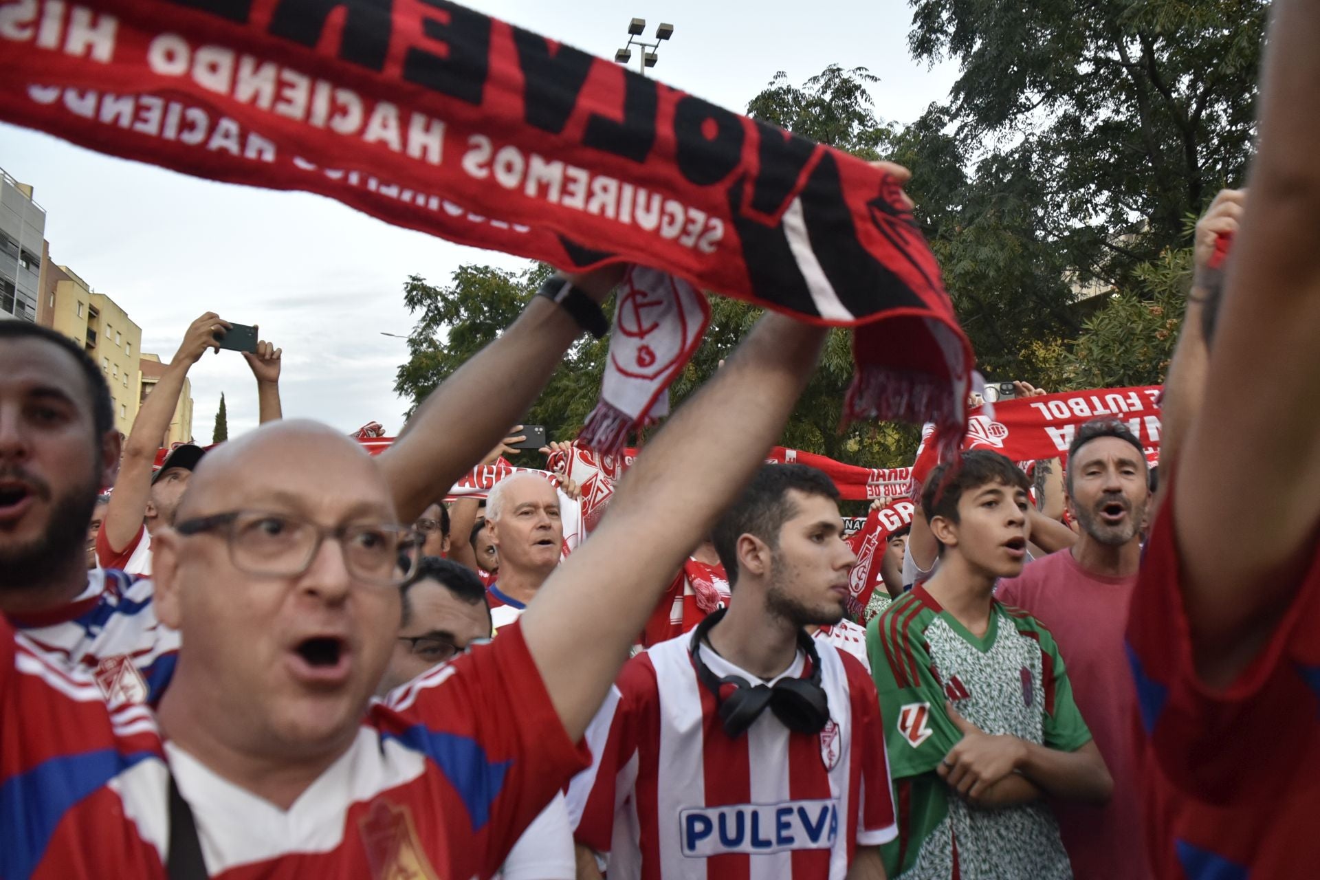 Las imágenes de la protesta de los aficionados del Granada