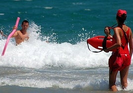 Una socorrista vigila a los bañistas en una playa andaluza.