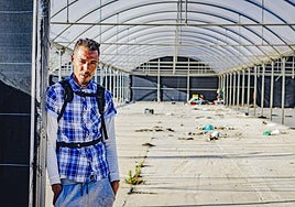 Driss muestra a IDEAL un antiguo invernadero reconvertido en campamento para 20 temporeros.