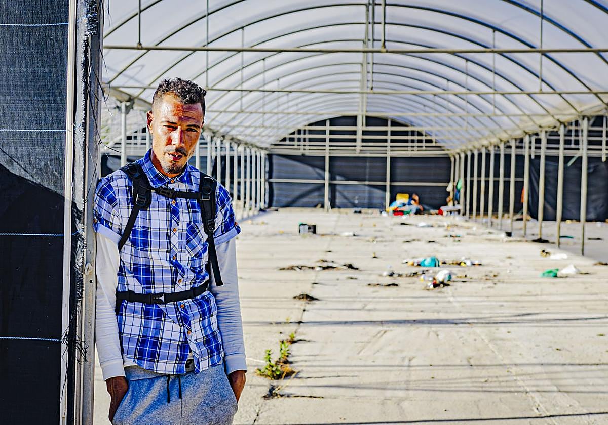 Driss muestra a IDEAL un antiguo invernadero reconvertido en campamento para 20 temporeros.