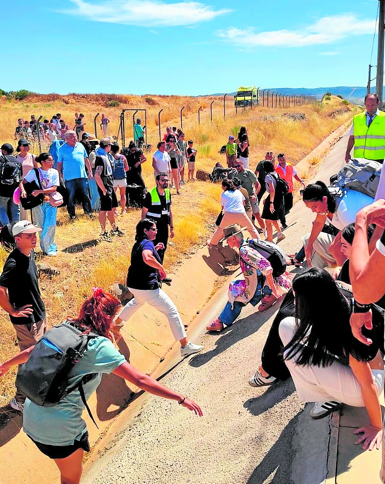 Los pasajeros se bajan del tren con dificultades.