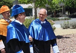 Rainer Weiss, derecha, en su camino al Paraninfo del campus, de archivo.
