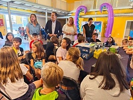 Ángela Hidalgo y Pedro Cabrera en la visita al campamento digital.