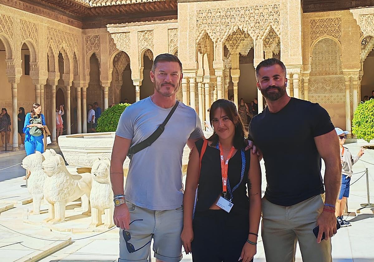 El actor británico junto a su pareja y una guía.