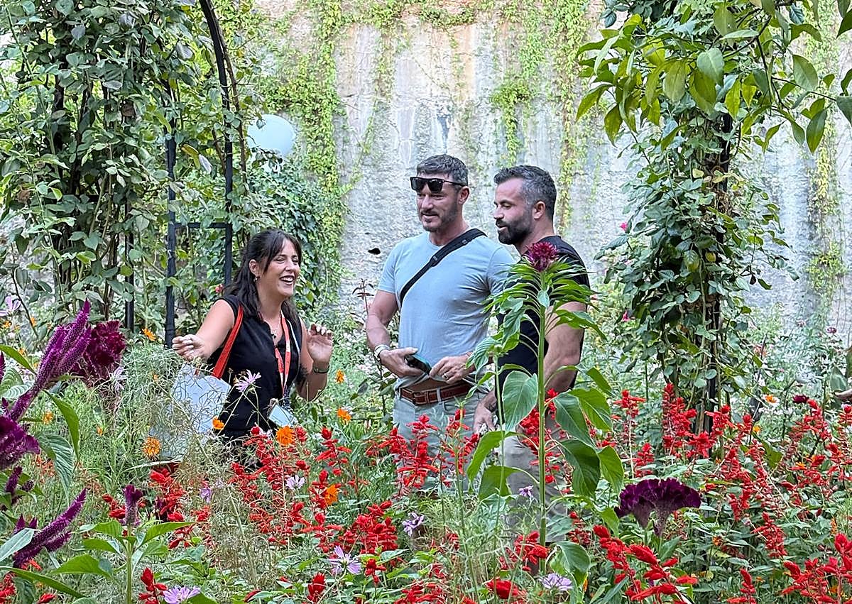 Imagen secundaria 1 - El actor británico Luke Evans visita la Alhambra y pasea por el Albaicín