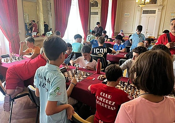 Rl futuro del ajerdez almeriense se congregó con los vetarnos en el Trofeo de Feria.