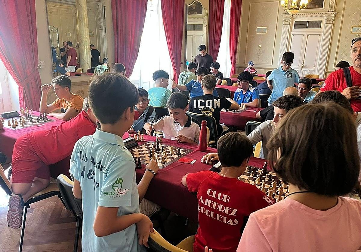 Rl futuro del ajerdez almeriense se congregó con los vetarnos en el Trofeo de Feria.