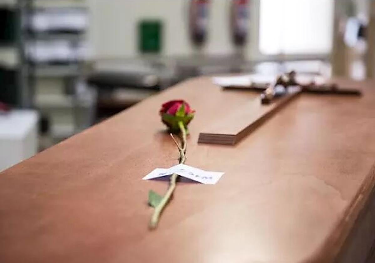 Un féretro en unas dependencias funerarias.