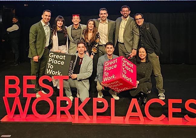 El CEO y parte del equipo recogiendo su premio como mejor empresa para trabajar