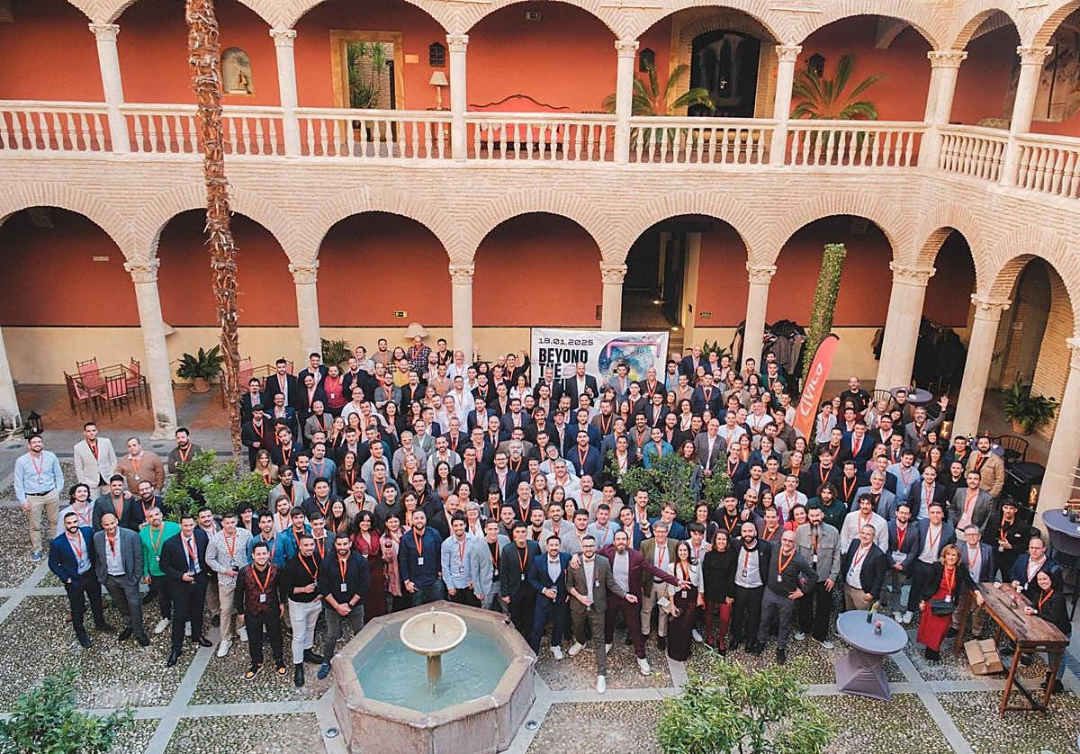 El equipo humano de Cívica en una foto de familia