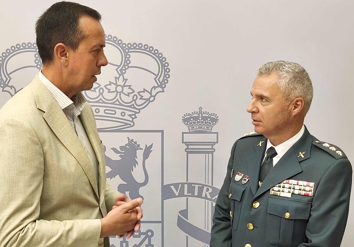 El subdelegado del Gobierno da la bienvenida al nuevo jefe de la Comandancia de la Guardia Civil en Almería