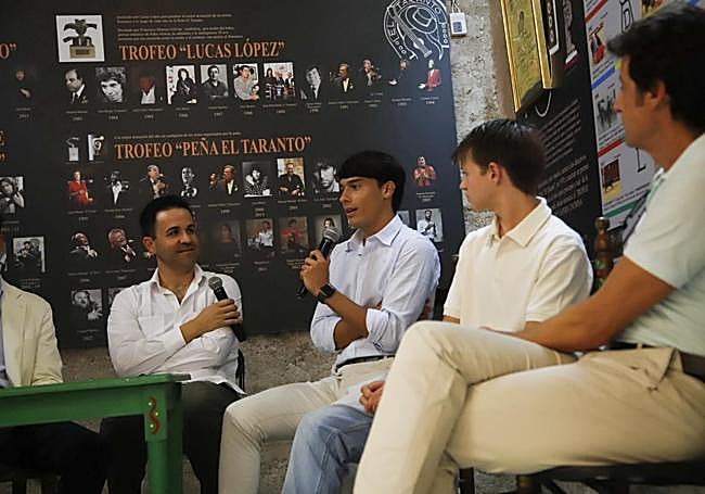 Alumnos de la Escuela Municipal Taurina comparten charla con invitados, entre los que estaba Ruiz Manuel (arriba). Taurocromos es presesntado en las jornadas (abajo).