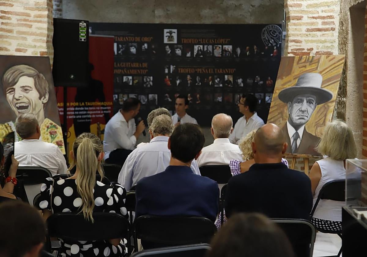 Los Aljibes Árabes albergaron las charlas; en ellas estuvo Blas Márquez.