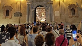 Un centenar de fieles, devotos, cofrades y miembros de la Junta de Gobierno de la hermandad patronal vivieron el emotivo repique