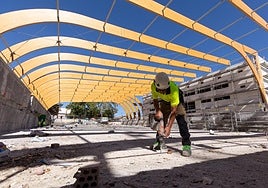 Obras en la piscina de Fuentenueva este lunes
