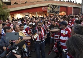 Un aficionado del Granada lee parte del manifiesto de Unión Granadinista.