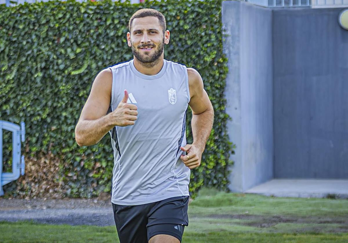 Shon Weissman sonríe antes de uno de sus últimos entrenamientos con el Granada.