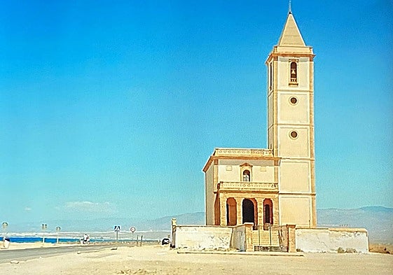 La iglesia de Las Salinas de Cabo de Gata aparece en esta serie.