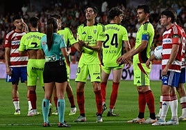 La árbitra Marta Huerta dialoga con los jugadores de Granada y Mirandés durante el partido.