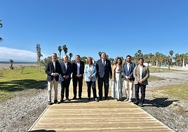 Las autoridades en una pasarela de la senda litoral de Motril.