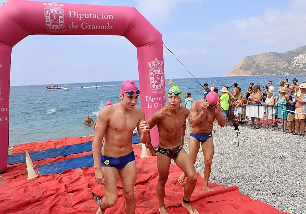 La Bahía de La Herradura acoge el domingo 7 de septiembre la emblemática Travesía a Nado 2025