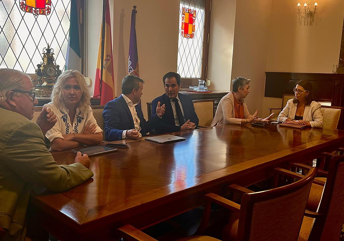 Reunión de los representantes municipales con el consejero de Justicia José Antonio Nieto.