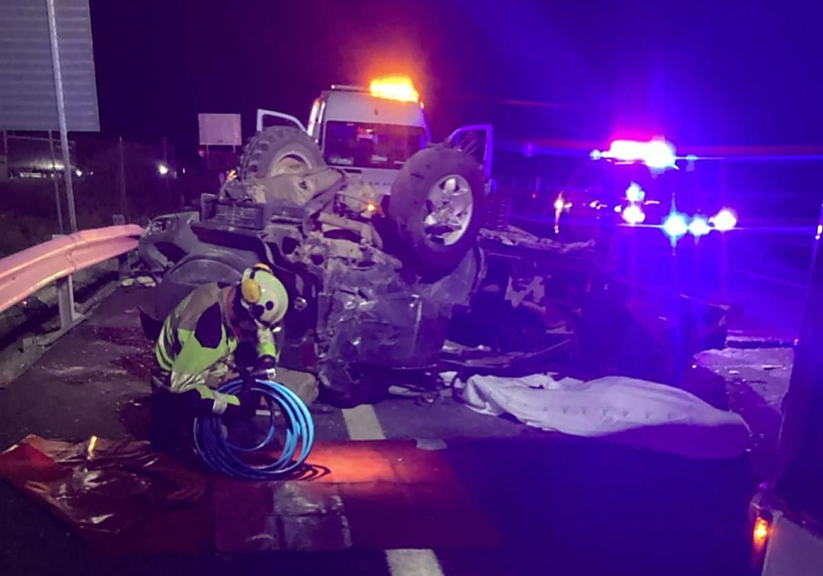 Actuación de Bomberos y 061 en el accidente mortal en la A-92 este lunes por la noche.