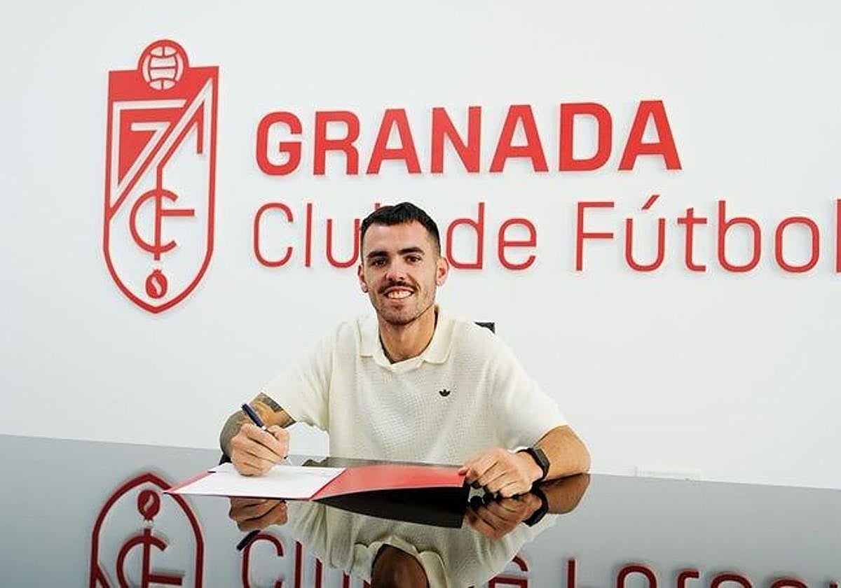 Álex Sola firma su contrato.