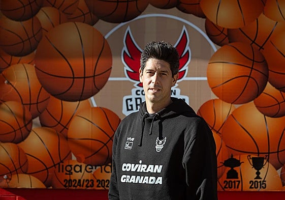 Eloy Almazán posa ante la sede del club rojinegro cuando se cumple dos meses de su vuelta al mismo.