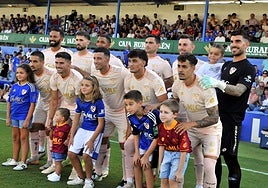 El Linares Deportivo estrenó su tercera equipación con aires taurinos en el amistoso frente al Antequera.