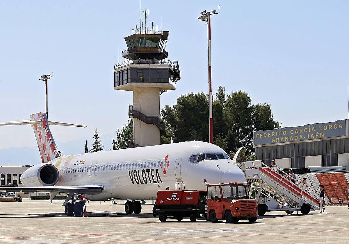 Un avión de Volotea en Granada, en una imagen de archivo.