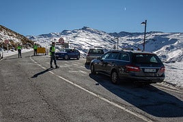 Un control de la Guardia Civil impide el acceso a Pradollano.