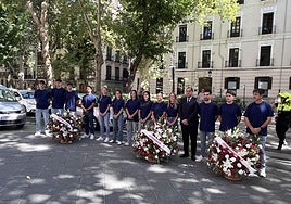 Representantes del Granada posan en la Carrera de la Virgen antes de la ofrenda floral.