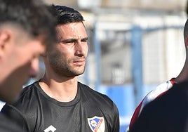 Fran Lara escuchando las instrucciones de Pedro Díaz durante un entrenamiento.