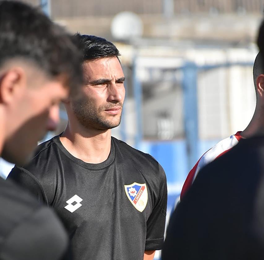 Fran Lara escuchando las instrucciones de Pedro Díaz durante un entrenamiento.