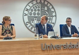 El rector, Nicolás Ruiz, junto a parte de su equipo de Gobierno.