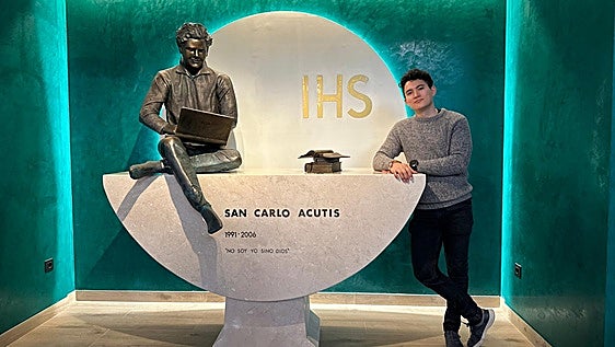 Sebastián Sánchez, artista plástico colombiano radicado en España, ha sido el encargado de materializar la imagen de Carlo