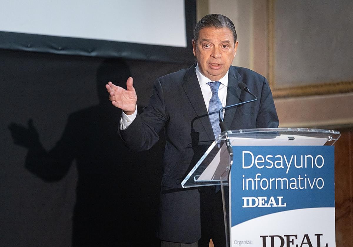 Luis Planas respondiendo a las preguntas del director de IDEAL, Quico Chirino.