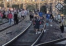 Viajeros en las vías.