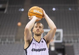 Matt Thomas ya luce muñeca en el Palacio de los Deportes.