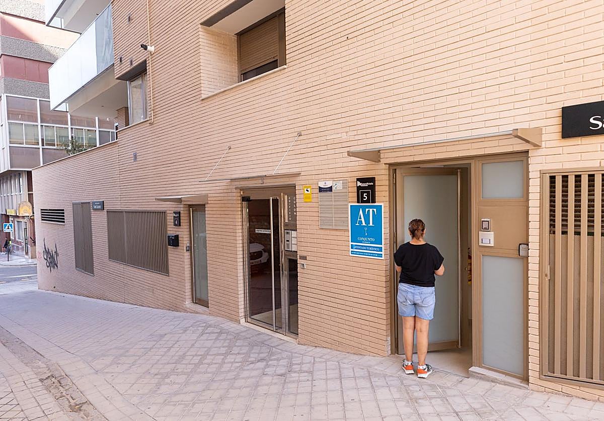 Un local comercial convertido en viviendas turísticas en el entorno de la plaza San Lázaro, una transformación que ya no se permite.