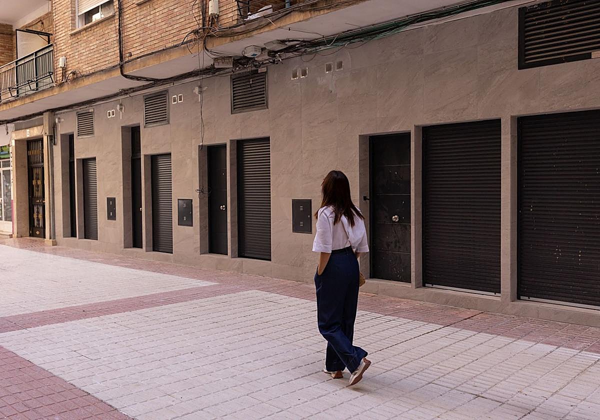 Antiguos locales comerciales del pasaje peatonal de la Avenida Madrid convertidos en viviendas.