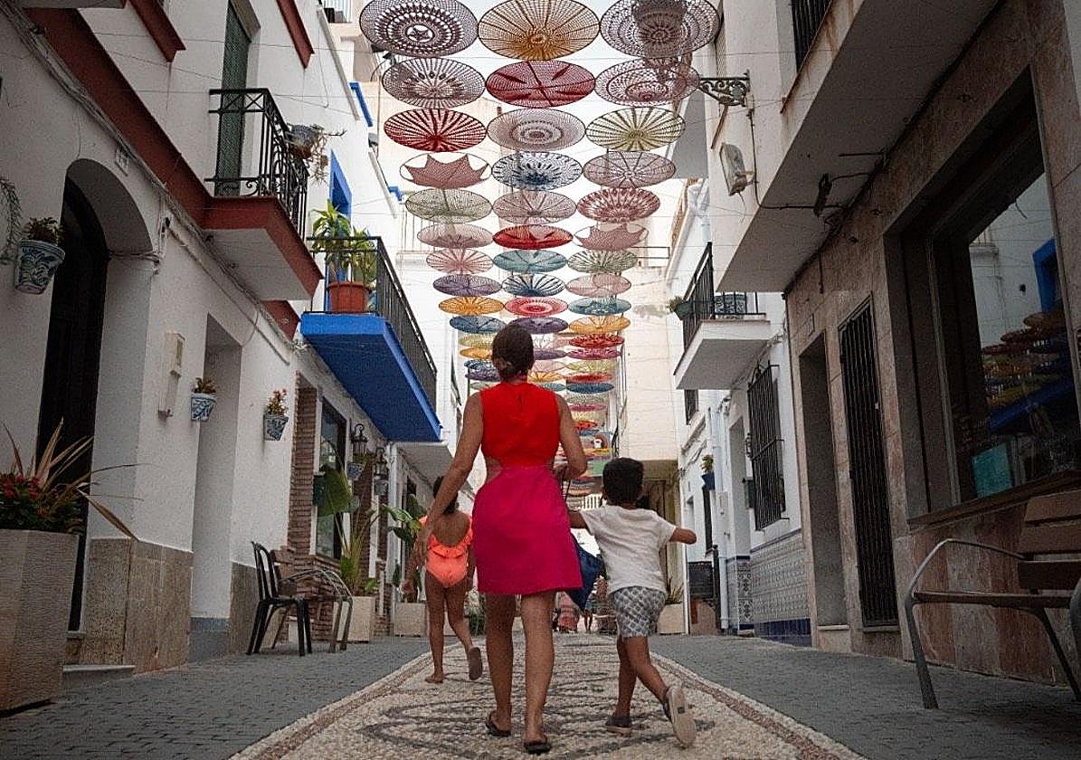 El toldo ubicado en la calle Príncipe engalana la localidad y proporciona sombra.