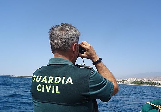 La Guardia Civil y Salvamento Marítimo rastrean la costa en busca de posibles cadáveres de migrantes