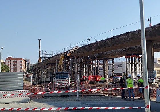 Imagen de hace varias semanas del puente de la avenida del Mediterráneo.