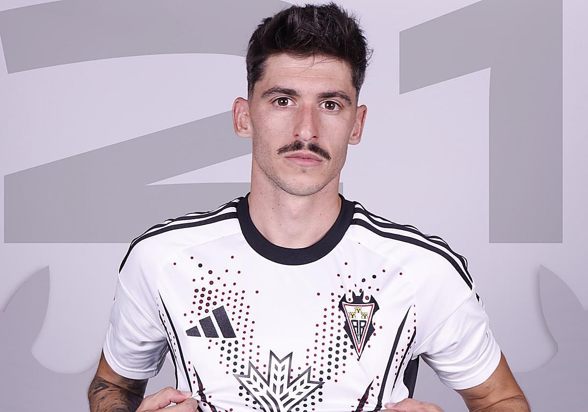Carlos Neva posa con la camiseta del Albacete tras su fichaje.