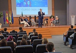 El rector habla ante los nuevos alumnos.
